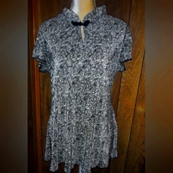 Womans Medium Black & White Shortsleeved Elegant Blouse Silky Textured Top - Picture 1 of 2